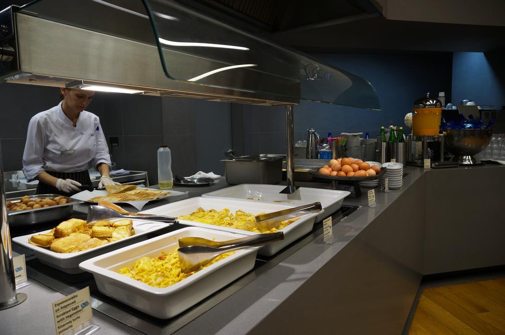 Alexander Beach Hotel & Spa Alexandroupoli Exterior photo A chef working in a commercial kitchen