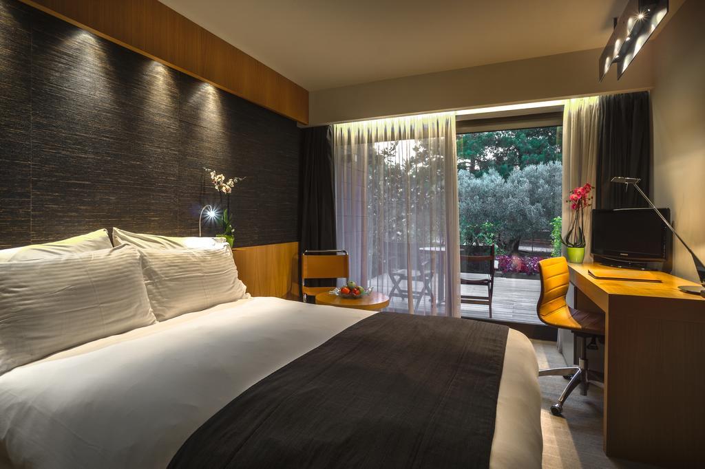 Alexander Beach Hotel & Spa Alexandroupoli Exterior photo A room at the Athens Hilton