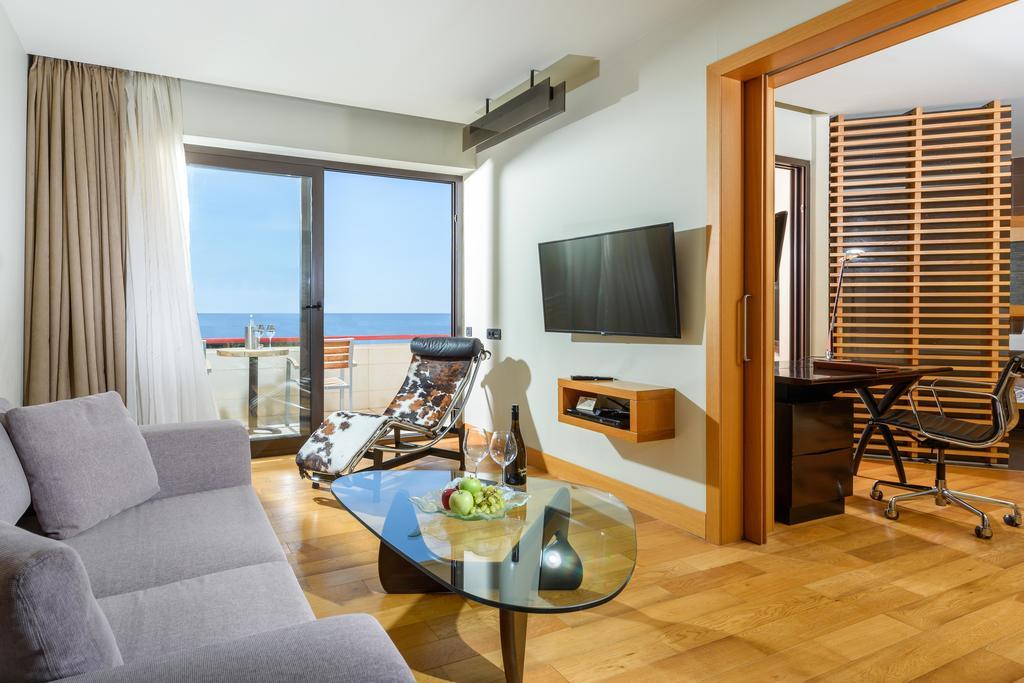 Alexander Beach Hotel & Spa Alexandroupoli Exterior photo A suite at the hotel