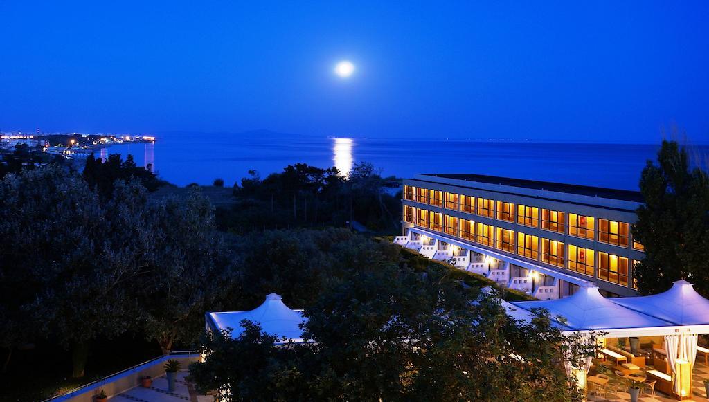 Alexander Beach Hotel & Spa Alexandroupoli Exterior photo The hotel at night