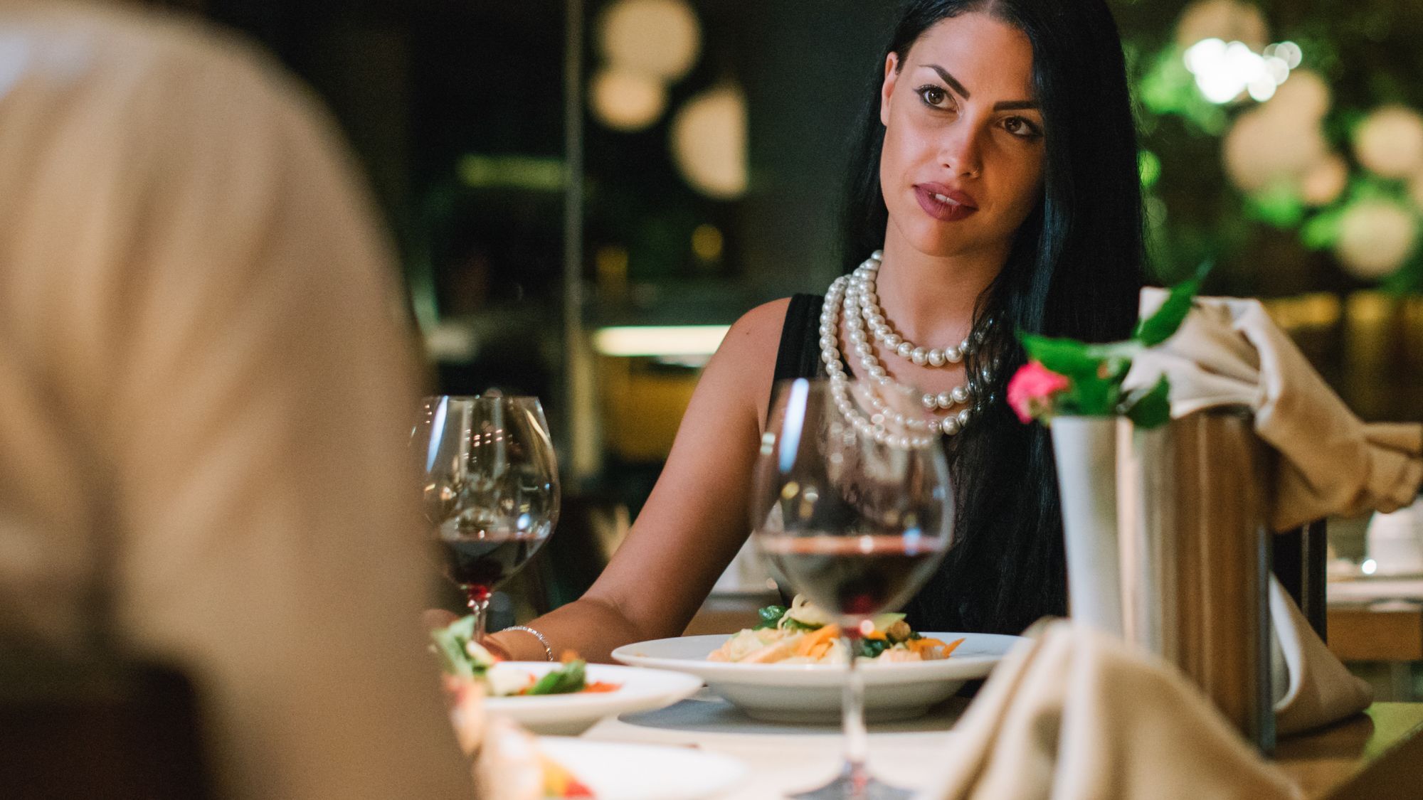 Alexander Beach Hotel & Spa Alexandroupoli Exterior photo A woman dining in a restaurant