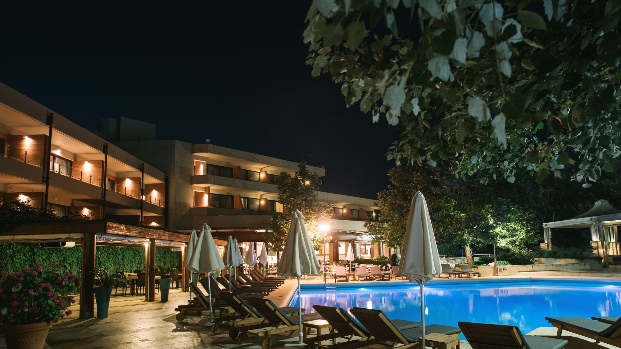Alexander Beach Hotel & Spa Alexandroupoli Exterior photo The hotel's pool at night
