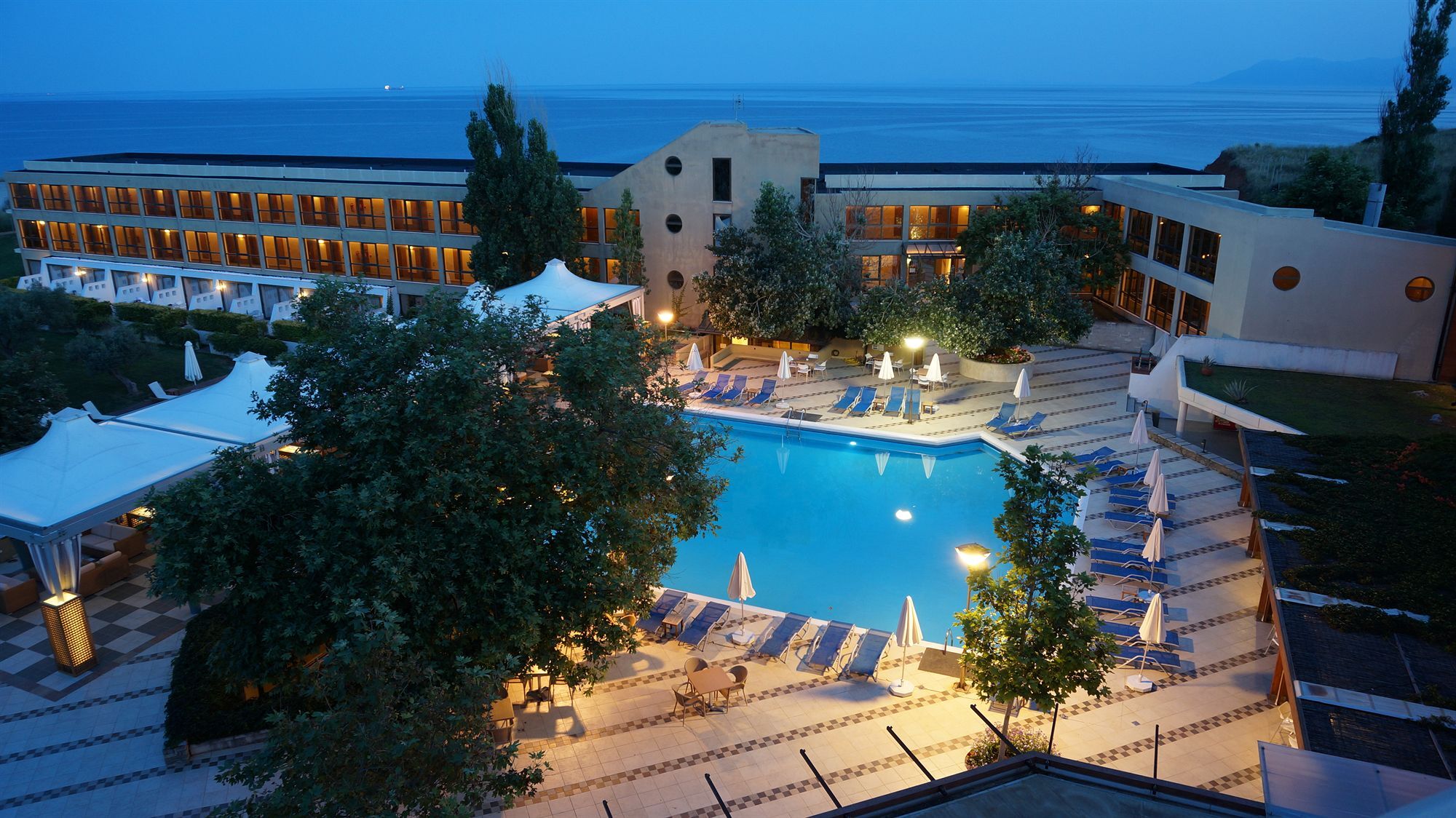 Alexander Beach Hotel & Spa Alexandroupoli Exterior photo The hotel at night