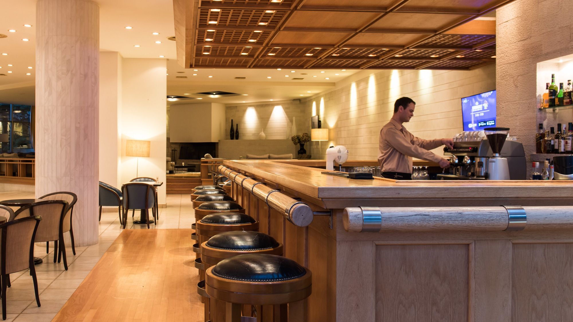 Alexander Beach Hotel & Spa Alexandroupoli Exterior photo A barista at work